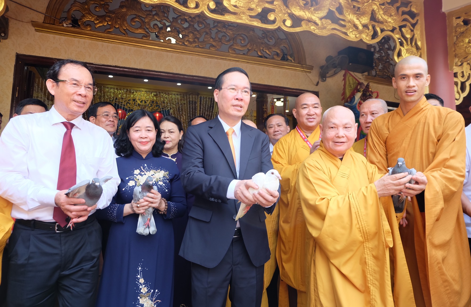 Các đại biểu thực hiện nghi lễ phóng sinh bồ câu tại chùa Minh Đạo, quận 3 (Ảnh: Thu Hường).
